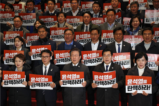 더불어민주당 이재명 대표를 비롯한 의원들이 윤석열 대통령에 대한 탄핵소추안 표결이 무산된 7일 국회에서 탄핵 촉구 및 국민의힘 규탄 대회를 하고 있다. [연합뉴스]